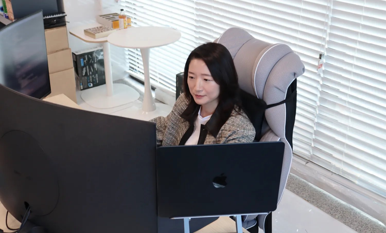 자리에서 업무를 보고 있는 서비스개발실장, 잡인터뷰, 팀 라바